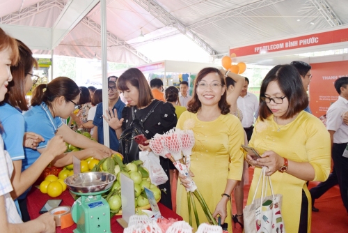 2.870 giao dịch được thực hiện tại phiên chợ không dùng tiền mặt