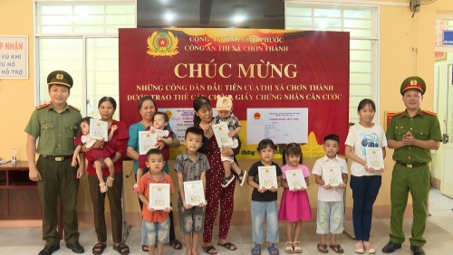 Chơn Thành trao thẻ căn cước cho công dân dưới 14 tuổi